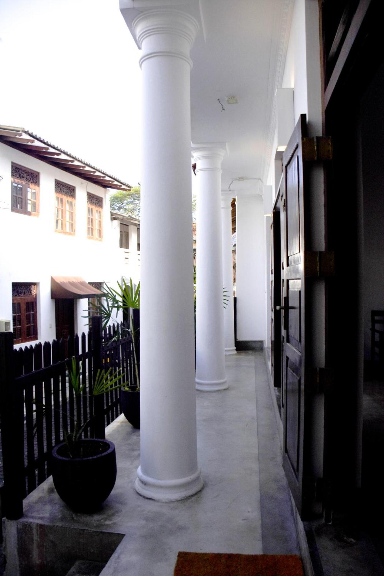 The Entrance Galle Fort Extérieur photo